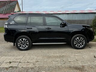 2021 Toyota Land Cruiser Prado 150 Series Рестайлинг 3, чёрный, 7030000 рублей, вид 2
