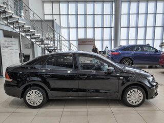 2017 Volkswagen Polo V Рестайлинг, чёрный, 1099000 рублей, вид 4