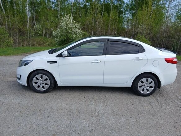 2013 Kia Rio 4-speed III, белый, 900000 рублей - вид 16