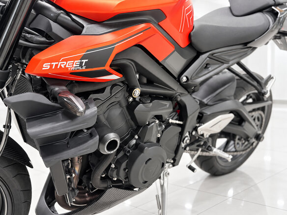 2024 Triumph Street Triple, оранжевый, 1229609 рублей - вид 9