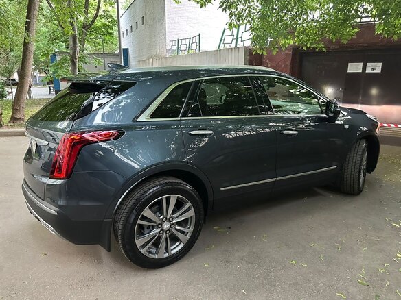 2021 Cadillac XT5 I Рестайлинг, серый, 5150000 рублей - вид 2