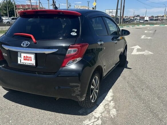 2016 Toyota Vitz III (XP130) Рестайлинг, чёрный - вид 3