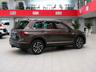 2018 Volkswagen Tiguan II, коричневый, 2290000 рублей, вид 2