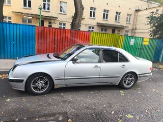 2000 Mercedes-Benz E-Класс 240 II (W210, S210) Рестайлинг, серебристый, 550000 рублей, вид 3