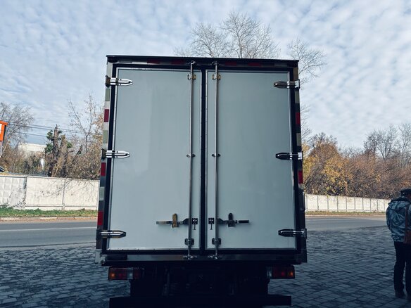2024 Isuzu ELF KV100, белый, 4750000 рублей - вид 4