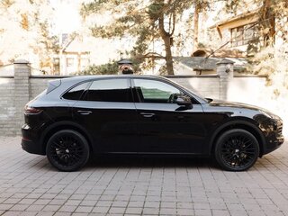 2018 Porsche Cayenne III, чёрный, 5580000 рублей, вид 3