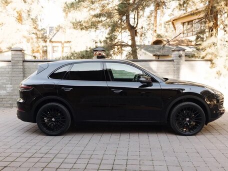 2018 Porsche Cayenne III, чёрный, 5580000 рублей, вид 3