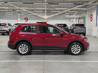 2017 Volkswagen Tiguan II, красный, 1849000 рублей, вид 4