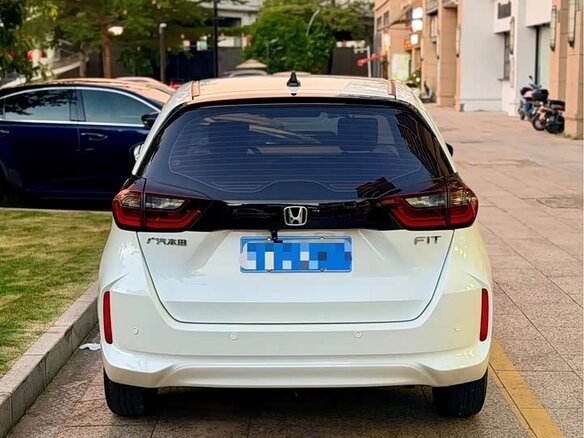 2023 Honda Fit Crosstar IV Рестайлинг, белый, 1050000 рублей - вид 5