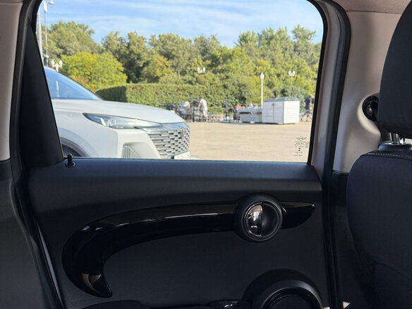 2019 Mini Hatch Cooper III (F55/F56) Рестайлинг, серебристый - вид 24