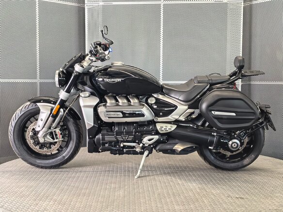 2022 Triumph Rocket III, чёрный, 1999000 рублей - вид 4
