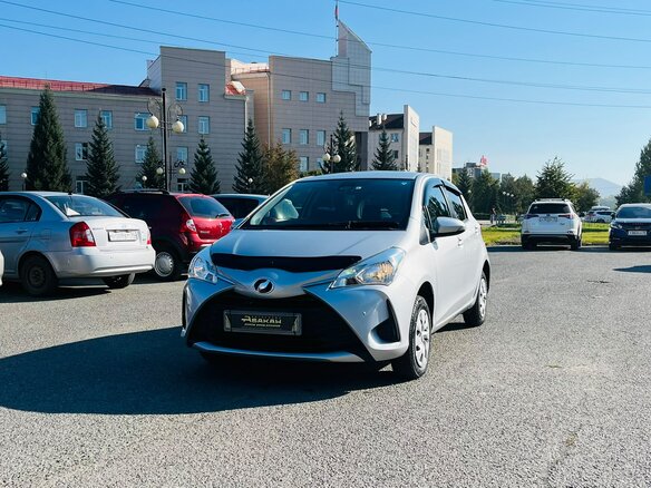 2018 Toyota Vitz III (XP130) Рестайлинг 2, серый - вид 2
