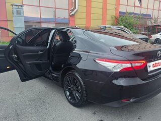 2020 Toyota Camry VIII (XV70), чёрный, 2600000 рублей, вид 3