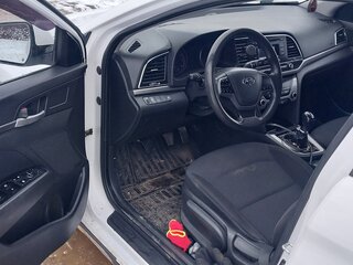 2017 Hyundai Elantra VI (AD), белый, 800000 рублей, вид 4