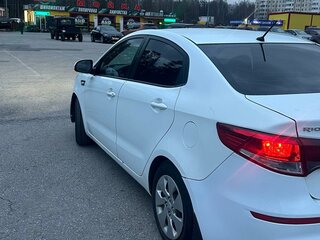 2016 Kia Rio III Рестайлинг, белый, 750000 рублей, вид 4