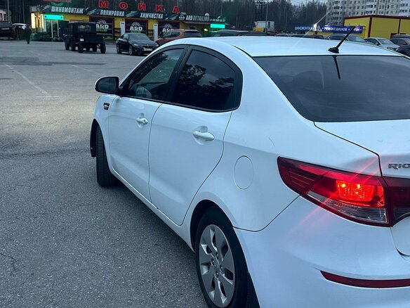 2016 Kia Rio III Рестайлинг, белый, 750000 рублей - вид 3
