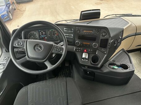 2023 Mercedes-Benz Arocs, красный, 23000000 рублей, вид 2