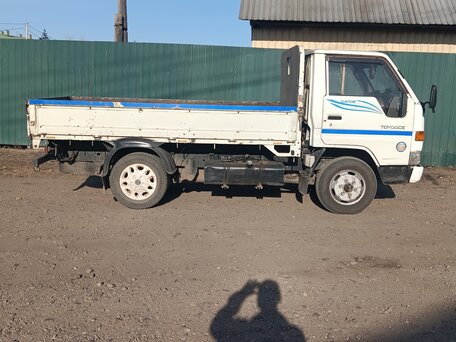 1997 Toyota Toyoace, белый, 1500000 рублей, вид 1