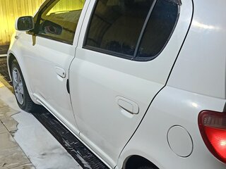 2000 Toyota Vitz I (P10), белый, 358999 рублей, вид 4