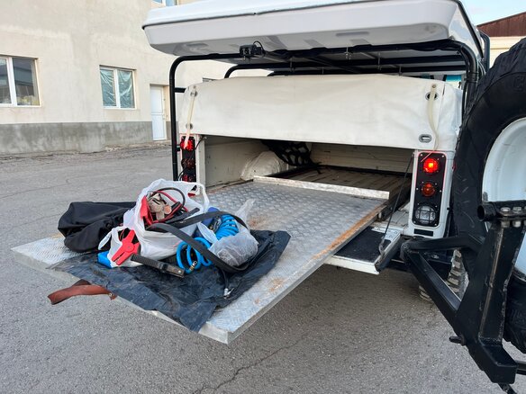 2004 Land Rover Defender 130 I, белый - вид 17