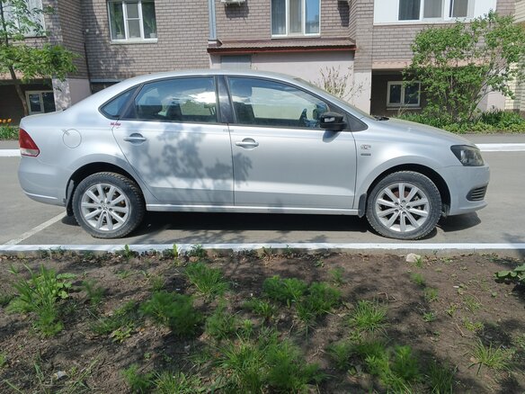 2013 Volkswagen Polo V, серебристый, 750000 рублей - вид 3