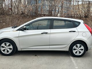 2014 Hyundai Solaris I Рестайлинг, серебристый, 750000 рублей, вид 3