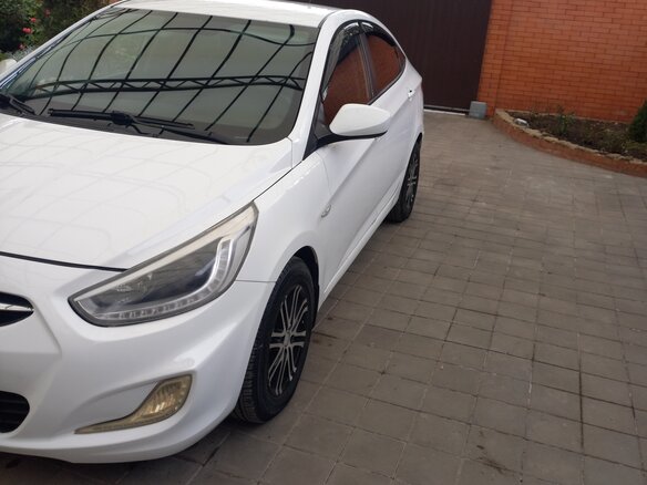 2013 Hyundai Solaris I, белый, 800000 рублей - вид 1