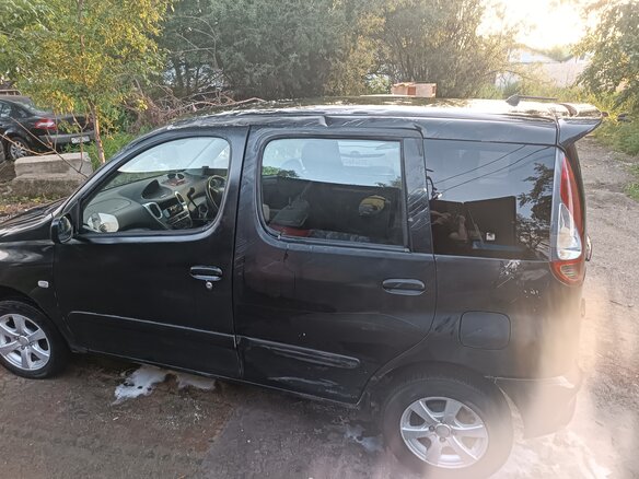 2003 Toyota FunCargo, чёрный, 400000 рублей - вид 1