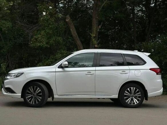 2022 Mitsubishi Outlander III Рестайлинг 3, белый - вид 6