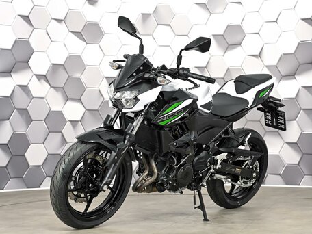 2025 Kawasaki Z 400, белый, 725000 рублей, вид 2