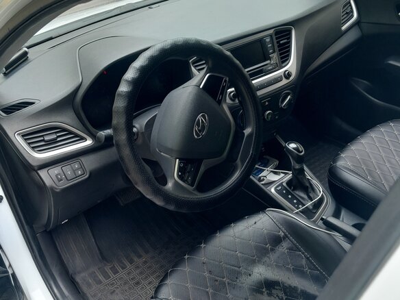 2017 Hyundai Solaris II, белый, 730000 рублей - вид 2