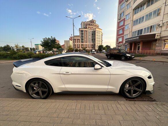 2021 Ford Mustang VI Рестайлинг, белый, 3650000 рублей - вид 6