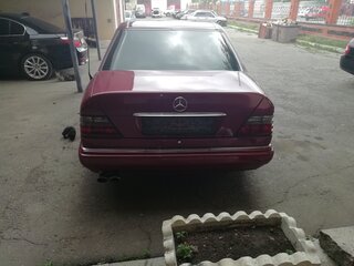 1994 Mercedes-Benz E-Класс 220 I (W124), пурпурный, 750000 рублей, вид 3