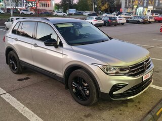 2021 Volkswagen Tiguan II Рестайлинг, серебристый, 3700000 рублей, вид 1