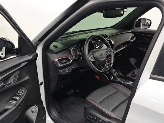 2023 Chevrolet TrailBlazer III Рестайлинг, белый, 1750000 рублей - вид 4