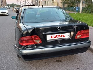 1998 Mercedes-Benz E-Класс 220 II (W210, S210), чёрный, 700000 рублей, вид 4