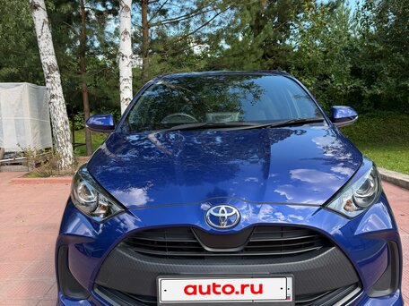 2022 Toyota Yaris IV, фиолетовый, 1300000 рублей, вид 3