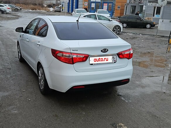 2013 Kia Rio 5-speed III, белый, 1000000 рублей - вид 8