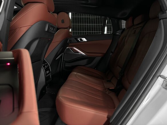 2020 BMW X6 40i III (G06), белый, 5943336 рублей - вид 16