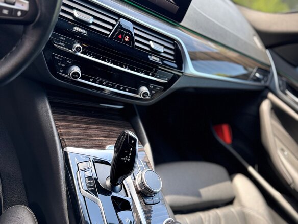 2020 BMW 5 серии 530i xDrive VII (G30/G31/G38) Рестайлинг, серый, 4500000 рублей - вид 11