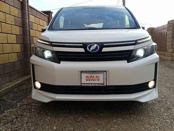 2015 Toyota Voxy III (R80), белый, 1950000 рублей - вид 2