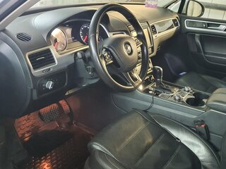 2016 Volkswagen Touareg II Рестайлинг, серебристый, 2900000 рублей, вид 2