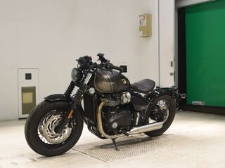 2021 Triumph Bonneville Bobber, чёрный, 1310000 рублей, вид 4