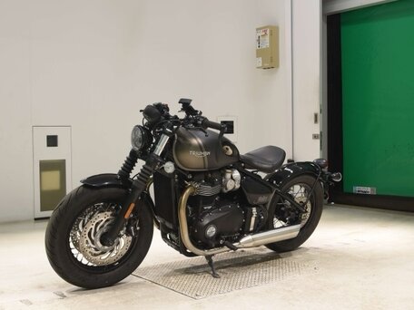 2021 Triumph Bonneville Bobber, чёрный, 1310000 рублей, вид 4