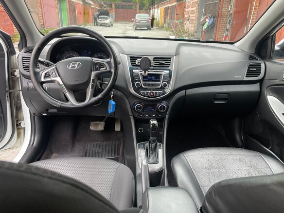 2015 Hyundai Solaris I Рестайлинг, белый, 1500000 рублей - вид 17