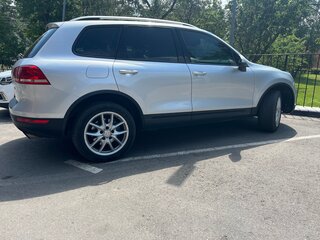 2010 Volkswagen Touareg II, серебристый, 1650000 рублей, вид 2