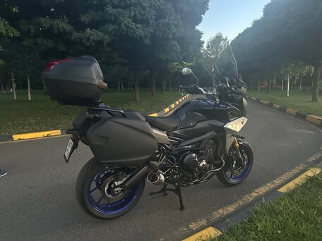 2018 Yamaha MT-09 Tracer (FJ-09), серебристый, 850000 рублей, вид 2