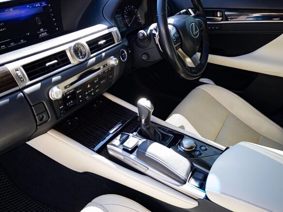 2016 Lexus GS 300h IV Рестайлинг, белый, 3200000 рублей - вид 9