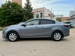 2020 Kia Rio IV Рестайлинг, серый, 1419000 рублей, вид 4