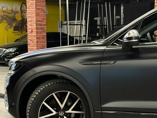 2022 Volkswagen Touareg III, чёрный, 10000000 рублей, вид 4